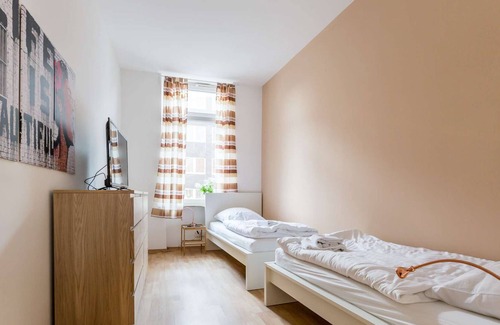 Oberbilk Apartment | HÖ01 large apartment with dryer and washing machine