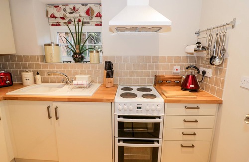 Kenilworth Cottage | HOCK-TIDE COTTAGE, pet friendly, with a garden in Kenilworth