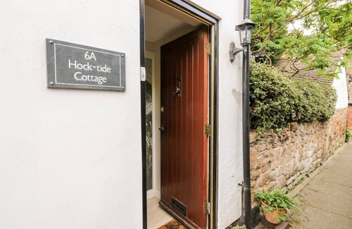 Kenilworth Cottage | HOCK-TIDE COTTAGE, pet friendly, with a garden in Kenilworth