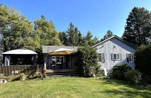 Adjala-Tosorontio House | Hockley Hideaway Farm Stay!n