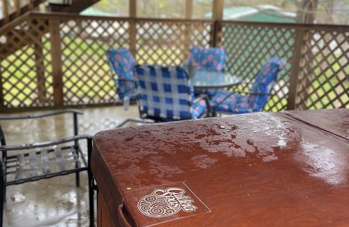 Eminence Cabin | Hogan's Hideout Americana Cozy Cabin with Hot Tub