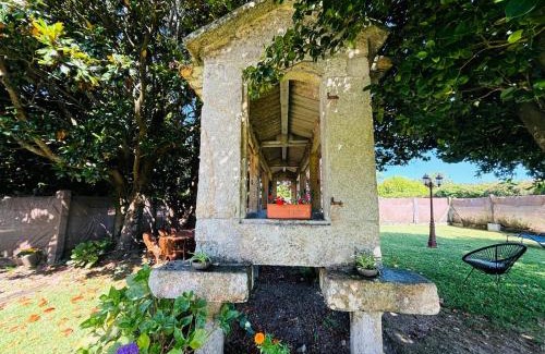 Sabaris Apartment | Holibai, Miña Xoia, Villa con historia y jardín exquisito en Galicia