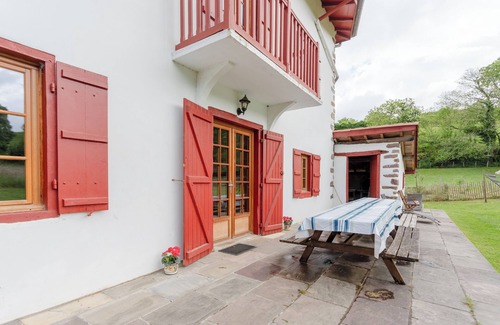 Saint-Etienne-de-Baigorry House | Holiday Home 'Etxaluzenea' with Mountain View, Private Terrace and Wi-Fi