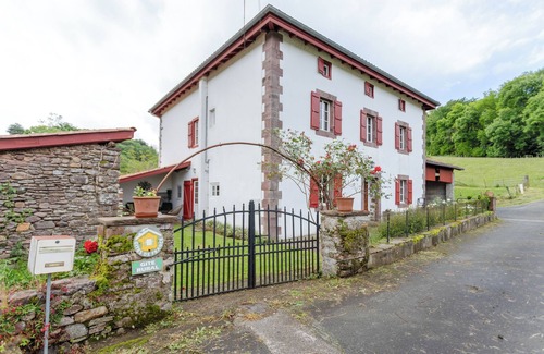 Saint-Etienne-de-Baigorry House | Holiday Home 'Etxaluzenea' with Mountain View, Private Terrace and Wi-Fi