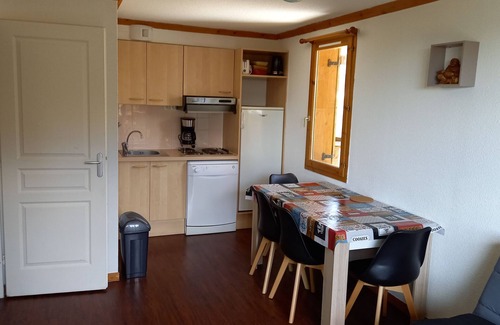 Besse-et-Saint-Anastaise Apartment | Holiday Apartment 'Le Maevan' with Mountain View, Shared Pool & Wi-Fi