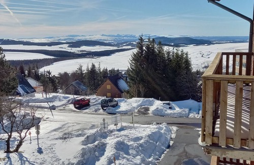 Besse-et-Saint-Anastaise Apartment | Holiday Apartment 'Le Maevan' with Mountain View, Shared Pool & Wi-Fi