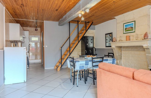 Saint-Seurin-de-Cadourne House | Holiday Home 'Gite Chez Lea' with Wi-Fi