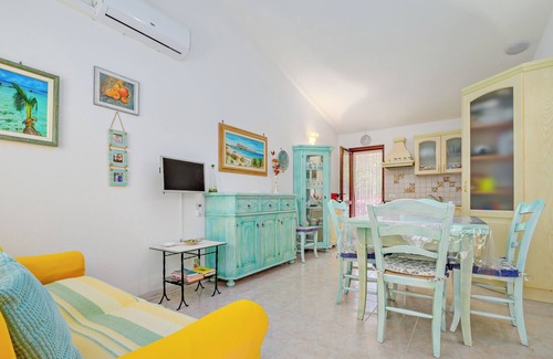 Case Peschiera-Lu Fraili House | Holiday Home 'Villetta Serena' with Private Terrace, Private Garden and Air Conditioning