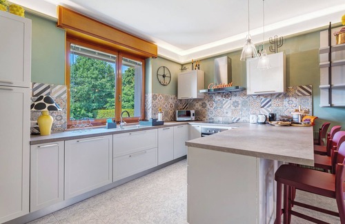 Castelletto Sopra Ticino House | Holiday Home 'La Casa Dei Girasoli' with Terrace, Wi-Fi and Air Conditioning