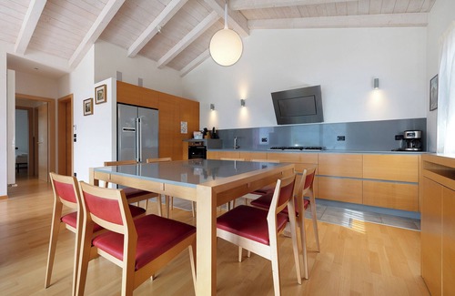 Magugnago Apartment | Holiday Apartment "Casa-Lago Suite" with Lake View, Shared Pool & Wi-Fi