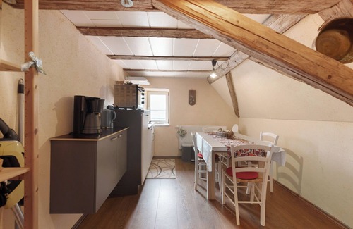 Huefingen Apartment | Holiday Apartment 2 with Shared Garden and Wi-Fi