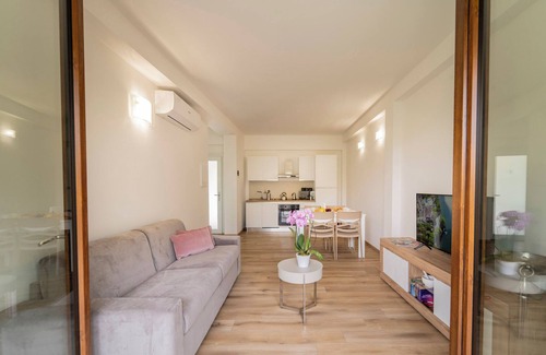 Carlazzo Apartment | Holiday Apartment "7" with Lake View, Shared Pool & Wi-Fi