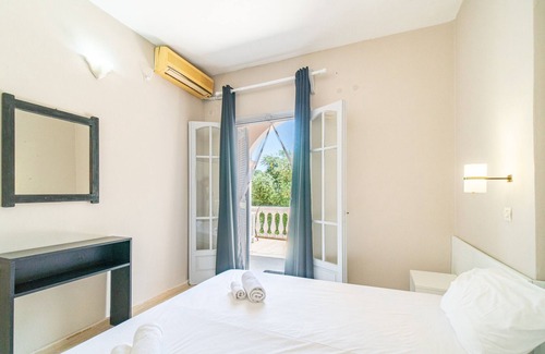 Gardenos Apartment | Holiday Apartment "Ariel Apartment 2" with Sea View, Shared Garden & Wi-Fi
