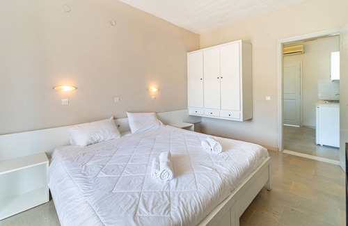 Gardenos Apartment | Holiday Apartment "Ariel Studio 4" with Balcony, Shared Terrace & Wi-Fi