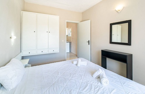 Gardenos Apartment | Holiday Apartment "Ariel Studio 2" with Balcony, Shared Terrace & Wi-Fi