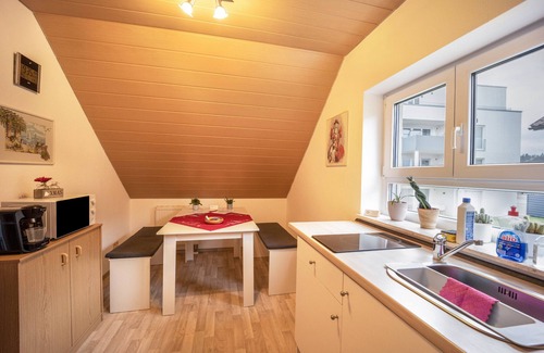 Wolpertswende Apartment | Holiday Apartment "Ferienwohnung im Grünen" with Mountain View, Balcony & Wi-Fi