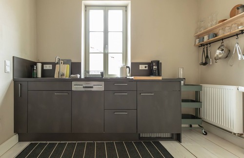 Grossostheim Apartment | Holiday Apartment 'Eckhaus - Fireplace' with Shared Area (Courtyard) and Wi-Fi