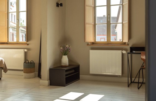 Grossostheim Apartment | Holiday Apartment 'Eckhaus - Fireplace' with Shared Area (Courtyard) and Wi-Fi