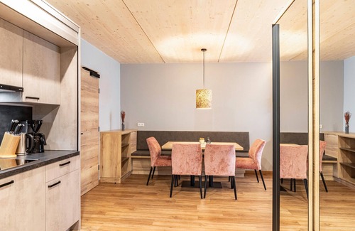 Pflach Apartment | Holiday Apartment "Hotel Zum Schwanen - 1" with Mountain View, Balcony & Wi-Fi