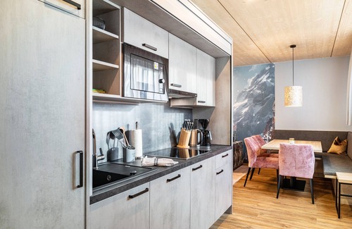 Pflach Apartment | Holiday Apartment "Hotel Zum Schwanen - 3" with Mountain View, Balcony & Wi-Fi