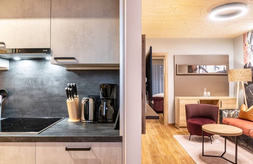 Pflach Apartment | Holiday Apartment "Hotel Zum Schwanen - 6" with Mountain View, Shared Terrace & Wi-Fi