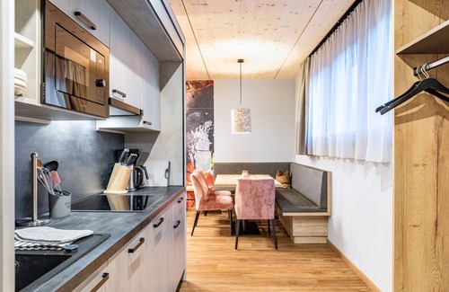 Pflach Apartment | Holiday Apartment "Hotel Zum Schwanen - 6" with Mountain View, Shared Terrace & Wi-Fi