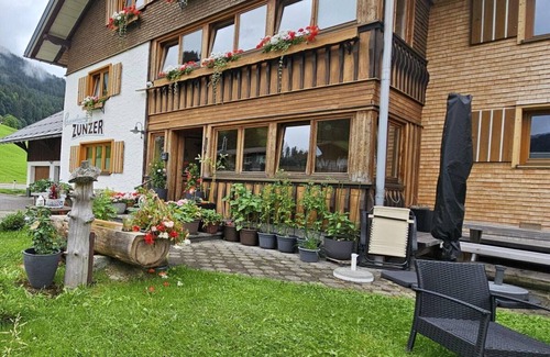 Mittelberg House | Holiday Apartment in Mittelberg with Wifi