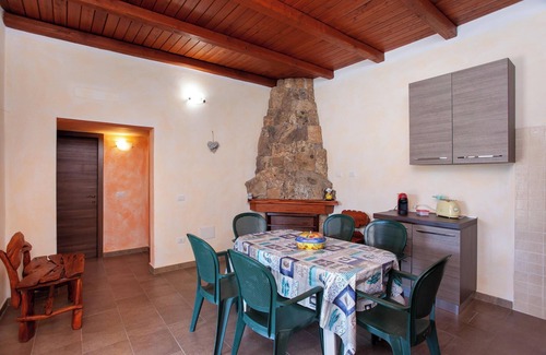 Schifoni Apartment | Holiday Apartment "Immerso nel verde" with Wi-Fi, Terrace & Garden