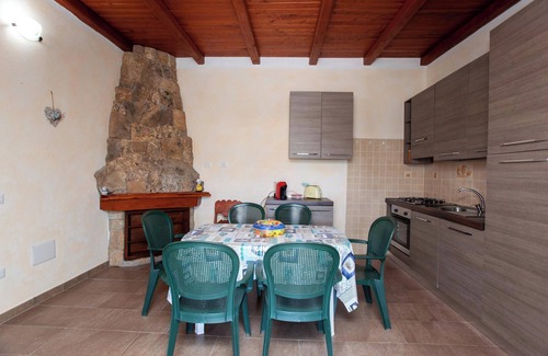 Schifoni Apartment | Holiday Apartment "Immerso nel verde" with Wi-Fi, Terrace & Garden