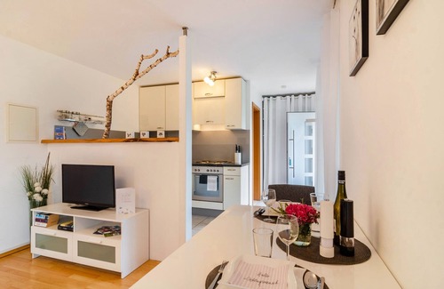 Lippertsreute Apartment | Holiday Apartment 'In Quiet Location' with Private Terrace and Wi-Fi