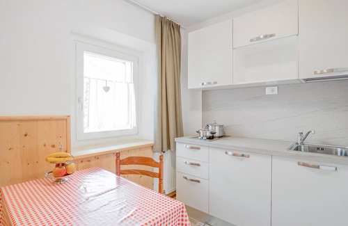Valdaora di Sopra Apartment | Holiday Apartment “Kruma - Waggile 1” with Mountain View, Wi-Fi & Balcony