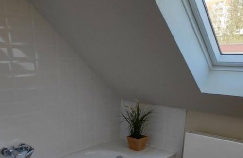 Weimar Apartment | Holiday Apartment "Nostalgie Apartment Rot" with Shared Terrace & Shared Garden