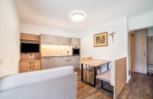 Racines Apartment | Holiday Apartment "Parigger Apt Lavendel" with Mountain View, Shared Garden and Wi-Fi