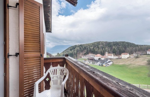 Collalbo Apartment | Holiday Apartment 'Sallrain Hof 2' with Mountain View & Balcony