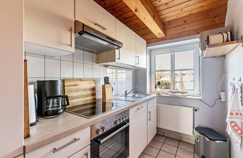 Schobull Apartment | Holiday Apartment "Schipp Landen Lisa" with Shared Garden & Wi-Fi