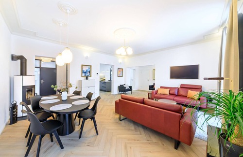Auerbach Apartment | Holiday Apartment "Schlossplatz Vogtland" with Private Terrace, Private Sauna & Wi-Fi