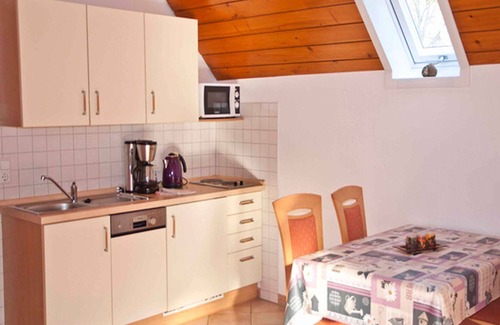 Kirnbach Apartment | Holiday Apartment 'Sonneneck' with Mountain View, Shared Pool and Wi-Fi