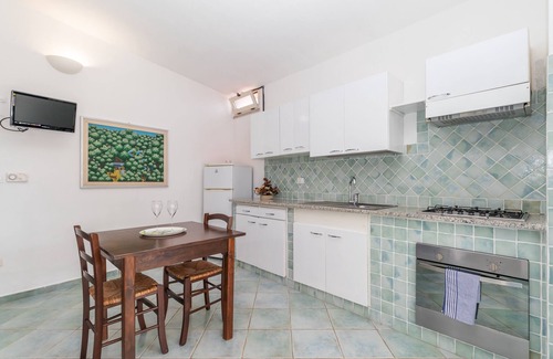 Capo Testa Apartment | Holiday Apartment 'Tommaso' with Private Terrace, Shared Garden, Wi-Fi