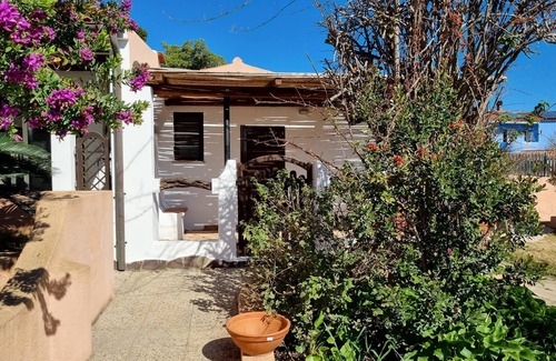Capo Testa Apartment | Holiday Apartment 'Tommaso' with Private Terrace, Shared Garden, Wi-Fi