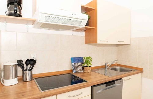 Ravni Apartment | Holiday apartment with balcony and beautiful sea view