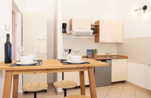 Ravni Apartment | Holiday apartment with balcony and beautiful sea view