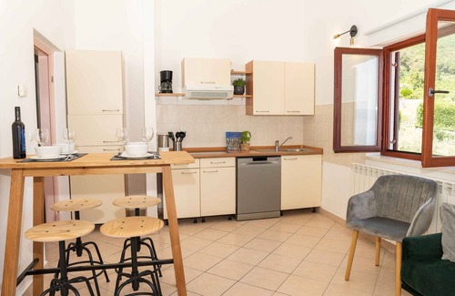 Ravni Apartment | Holiday apartment with balcony and beautiful sea view