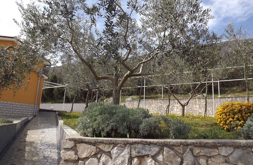 Ravni Apartment | Holiday apartment with sea view and barbecue facilities
