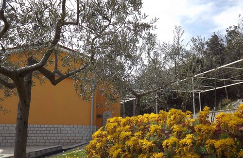 Ravni Apartment | Holiday apartment with sea view and barbecue facilities