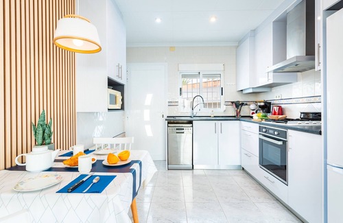 Vinaros House | Holiday Casa Vesalia close to the Beach with Garden & Wi-Fi