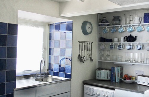 Lyme Regis House | Holiday Cottage with seafront beach hut - sleeps 4