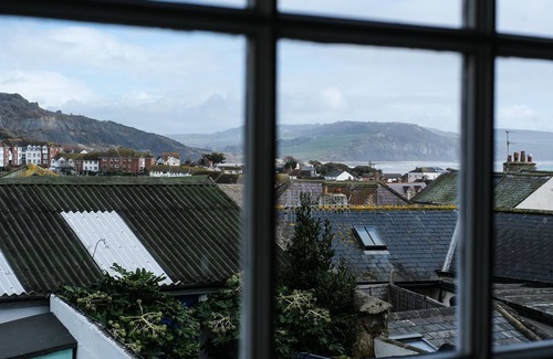 Lyme Regis House | Holiday Cottage with seafront beach hut - sleeps 4