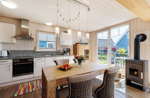 Wandlitz House | Holiday Home 'Annes Bootshaus' with Lake View, Private Terrace and Wi-Fi