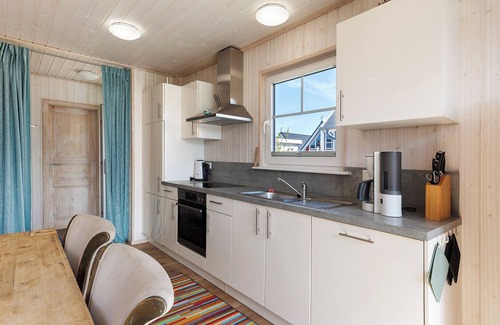 Wandlitz House | Holiday Home 'Annes Bootshaus' with Lake View, Private Terrace and Wi-Fi