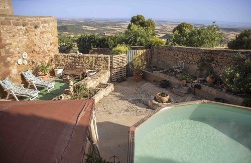 Santa Eulalia la Mayor House | Holiday Home 'Casa Calvo' with Mountain View, Private Pool and Wi-Fi